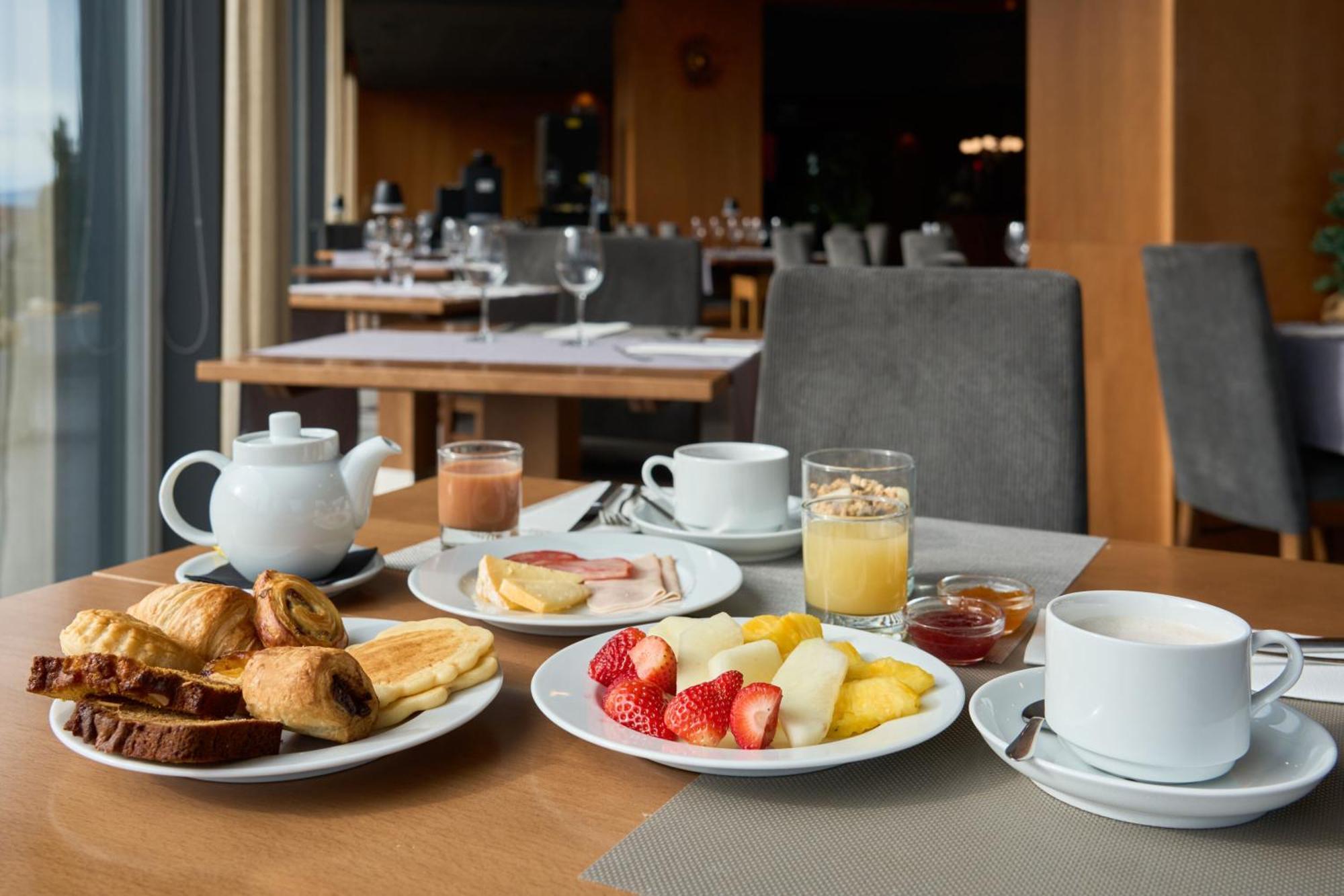 Hotel Versatile 과르다 외부 사진